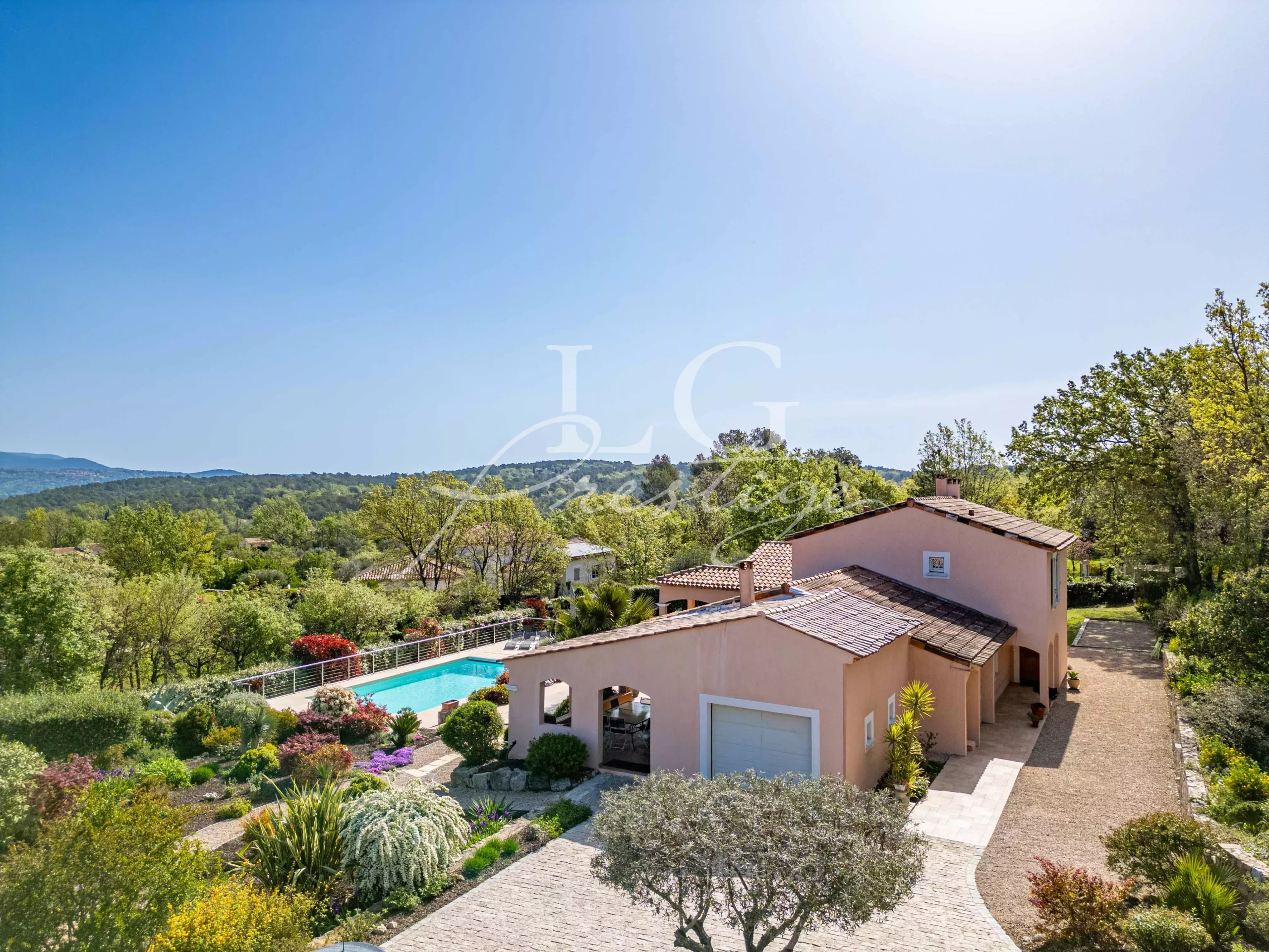 Villa 5 pièces avec piscine à Fayence Vue aérienne d'une villa avec piscine et jardin paysagé à Fayence.