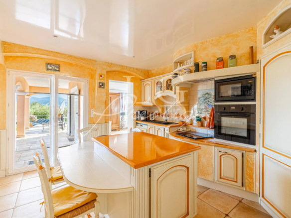 Cuisine spacieuse et lumineuse d'une villa à Fayence avec accès à l'extérieur.