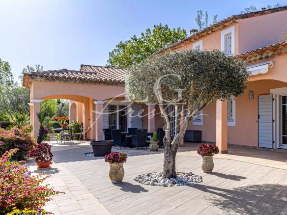 Villa avec piscine et jardin paysagé à Fayence, vue sur la terrasse et les espaces extérieurs.