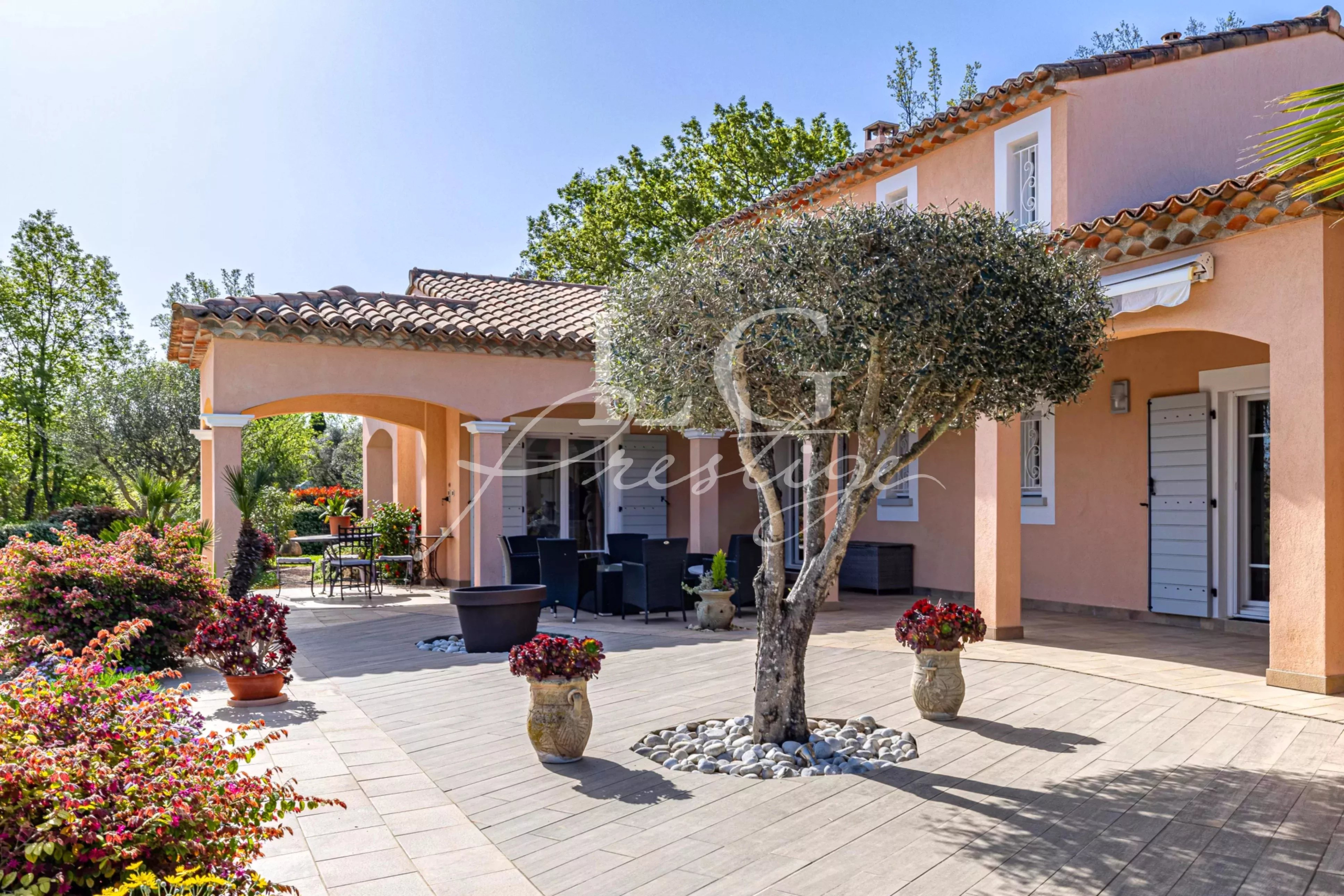 Superbe villa 5 pièces avec piscine Villa avec piscine et jardin paysagé à Fayence, vue sur la terrasse et les espaces extérieurs.