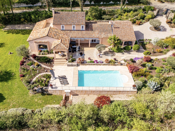 Vue aérienne d'une villa avec piscine et jardin paysagé à Fayence.