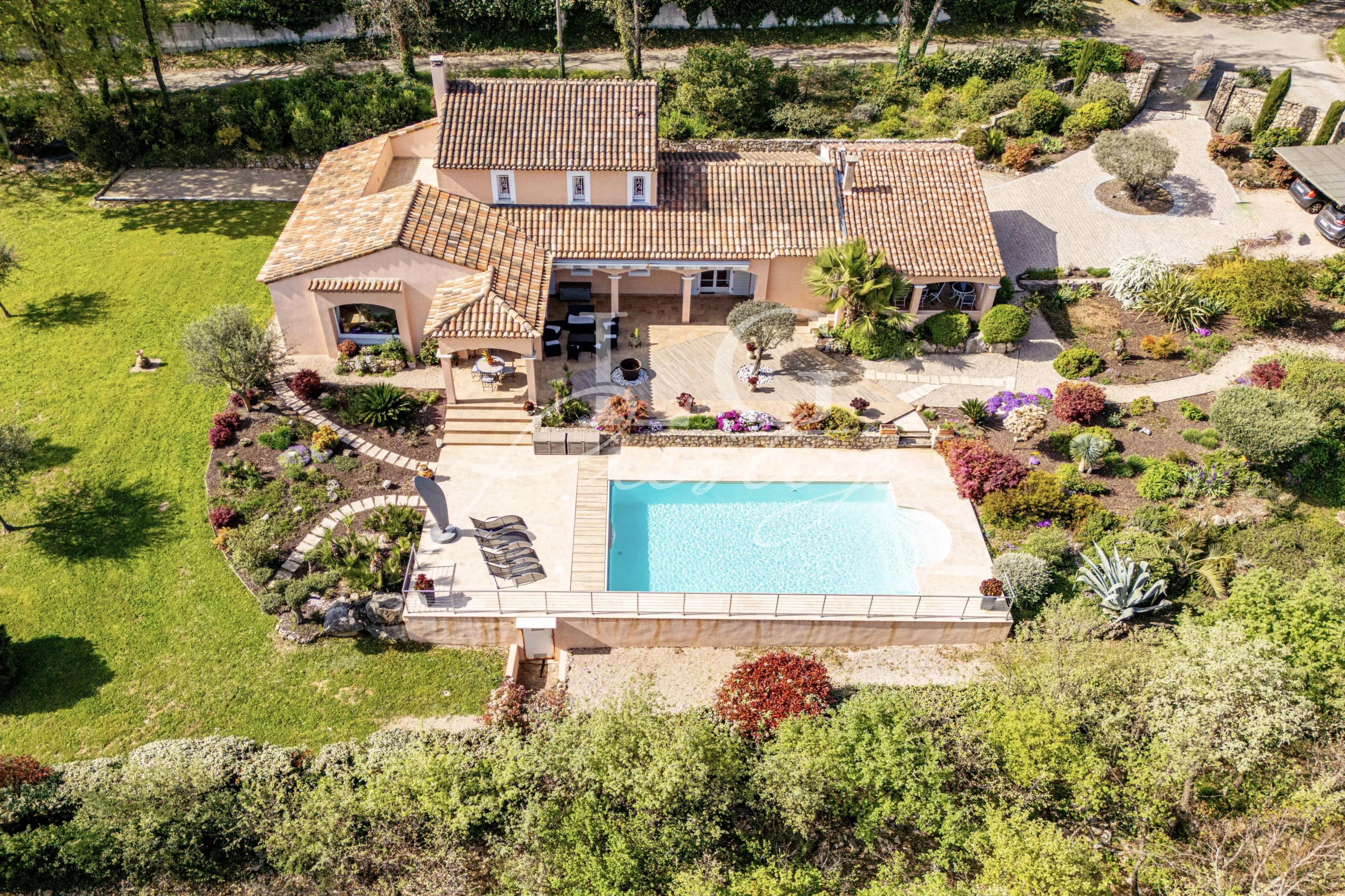 Villa 5 pièces avec piscine à Fayence Vue aérienne d'une villa avec piscine et jardin paysagé à Fayence.