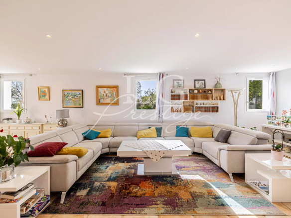 Intérieur d'un salon spacieux avec canapé et décoration colorée dans une villa à Fayence.