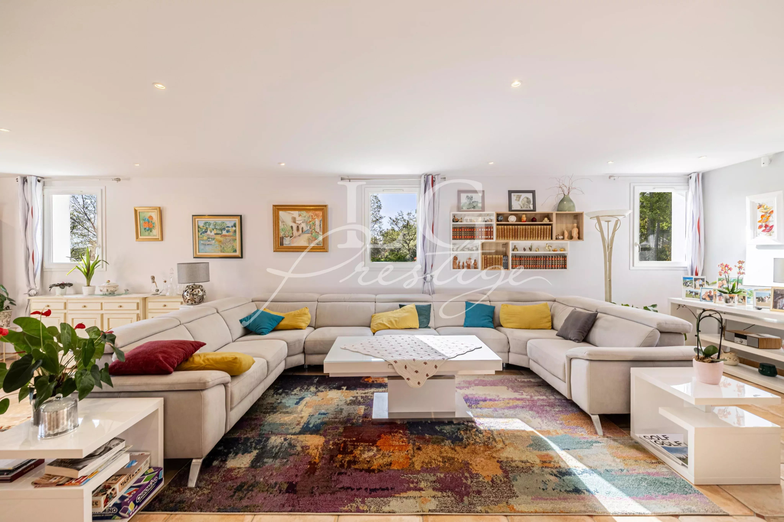 Salon d’une villa à Fayence Intérieur d'un salon spacieux avec canapé et décoration colorée dans une villa à Fayence.
