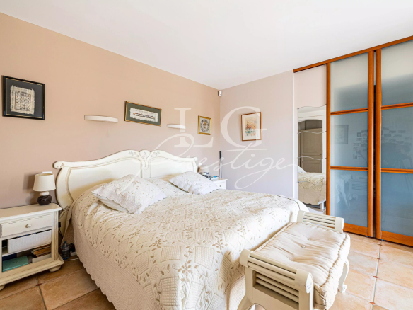 Chambre d'une villa avec lit double et décor sobre à Fayence.