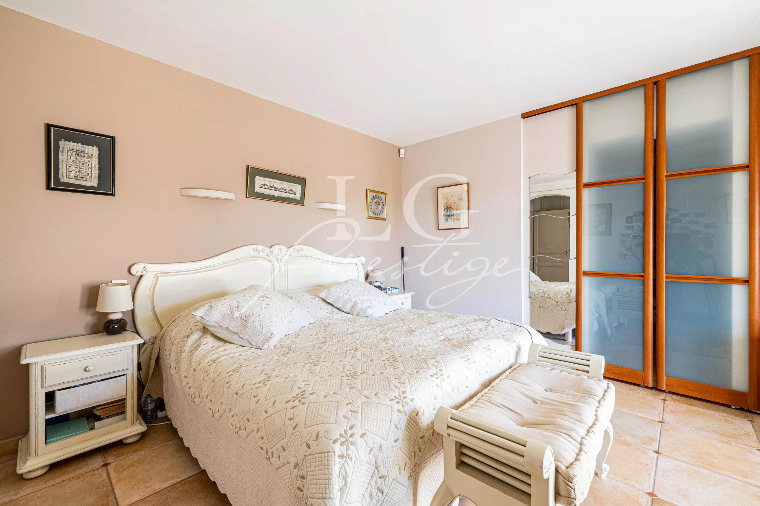 Chambre de villa à Fayence Chambre d'une villa avec lit double et décor sobre à Fayence.