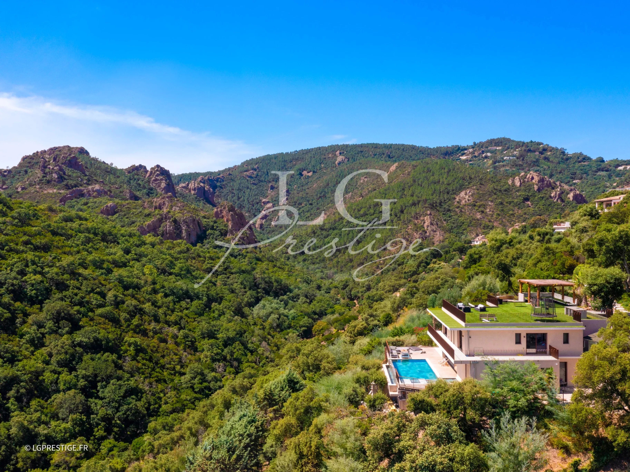 Architect-designed villa in Fréjus Modern architect-designed villa with swimming pool, located in a private and green estate in Fréjus.