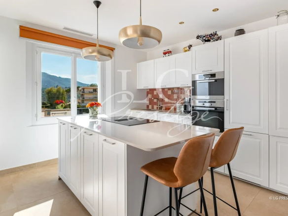 Modern and bright kitchen with central island and quality equipment in a villa in Mandelieu-la-Napoule.