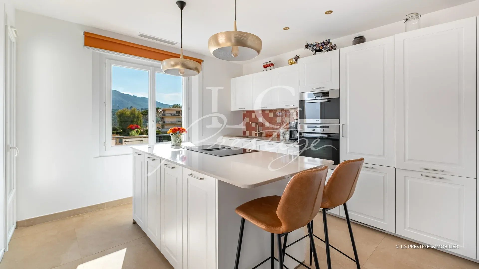 Villa kitchen in Mandelieu-la-Napoule Modern and bright kitchen with central island and quality equipment in a villa in Mandelieu-la-Napoule.