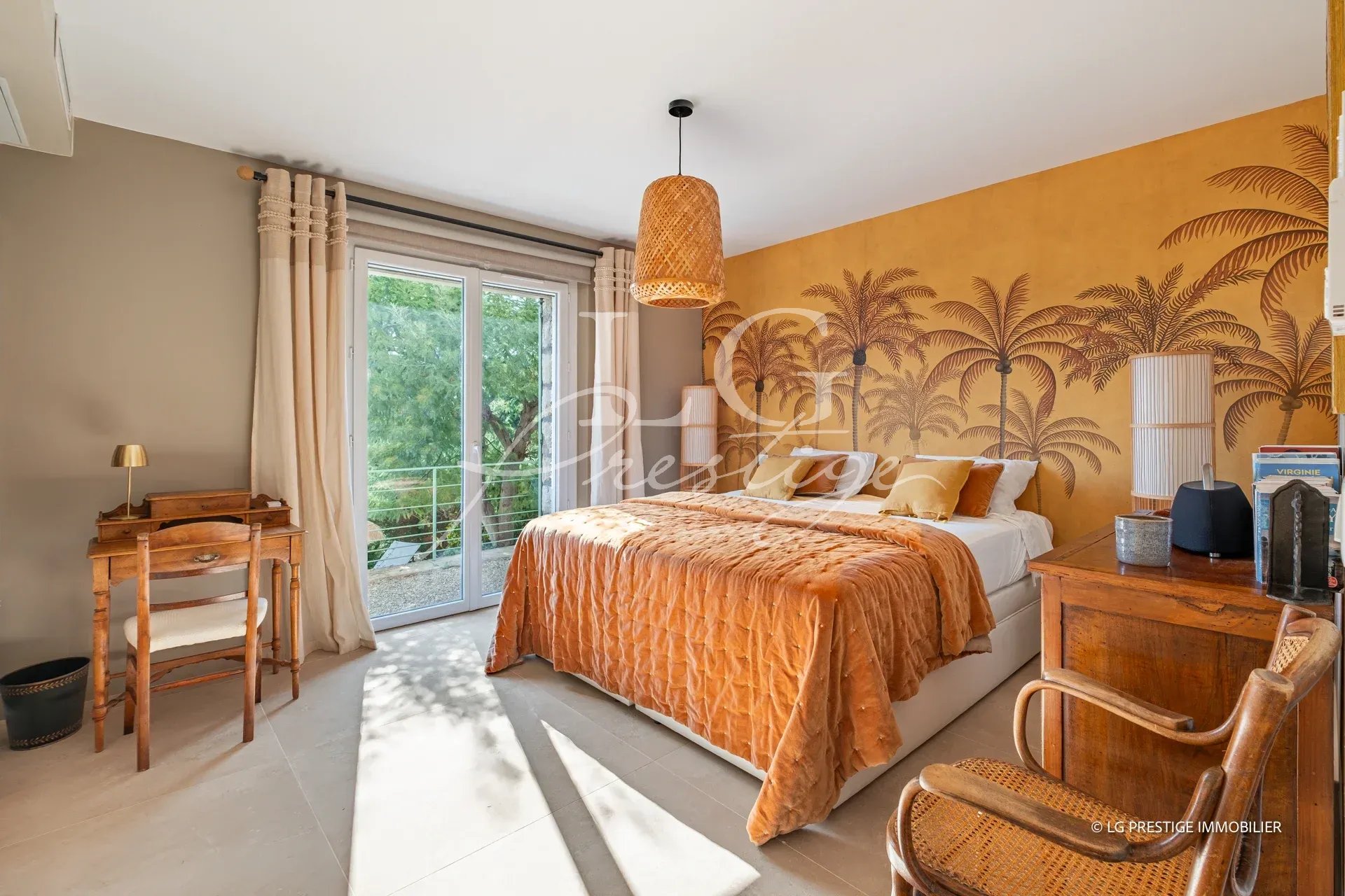 Villa room in Mandelieu-la-Napoule Room in a villa in Mandelieu-la-Napoule with warm decor and a view of nature.