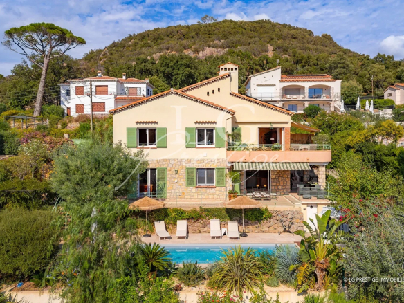 Charming villa with swimming pool in Mandelieu-la-Napoule, surrounded by greenery and close to the beaches.