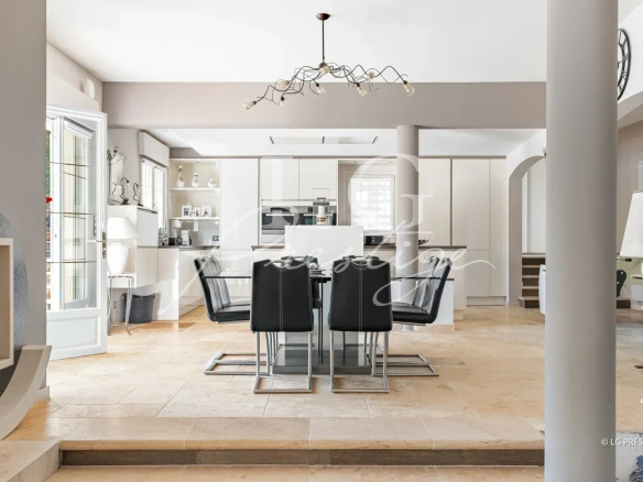Intérieur d'une villa élégante avec salle à manger moderne et cuisine ouverte.