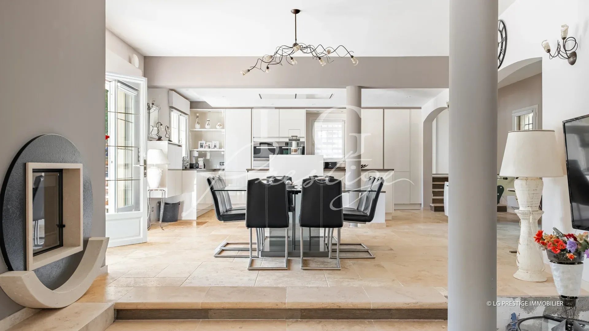Intérieur d’une villa à Callian Intérieur d'une villa élégante avec salle à manger moderne et cuisine ouverte.
