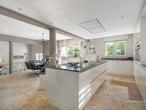 Cuisine moderne et spacieuse d'une villa à Callian, avec un espace de réception lumineux.