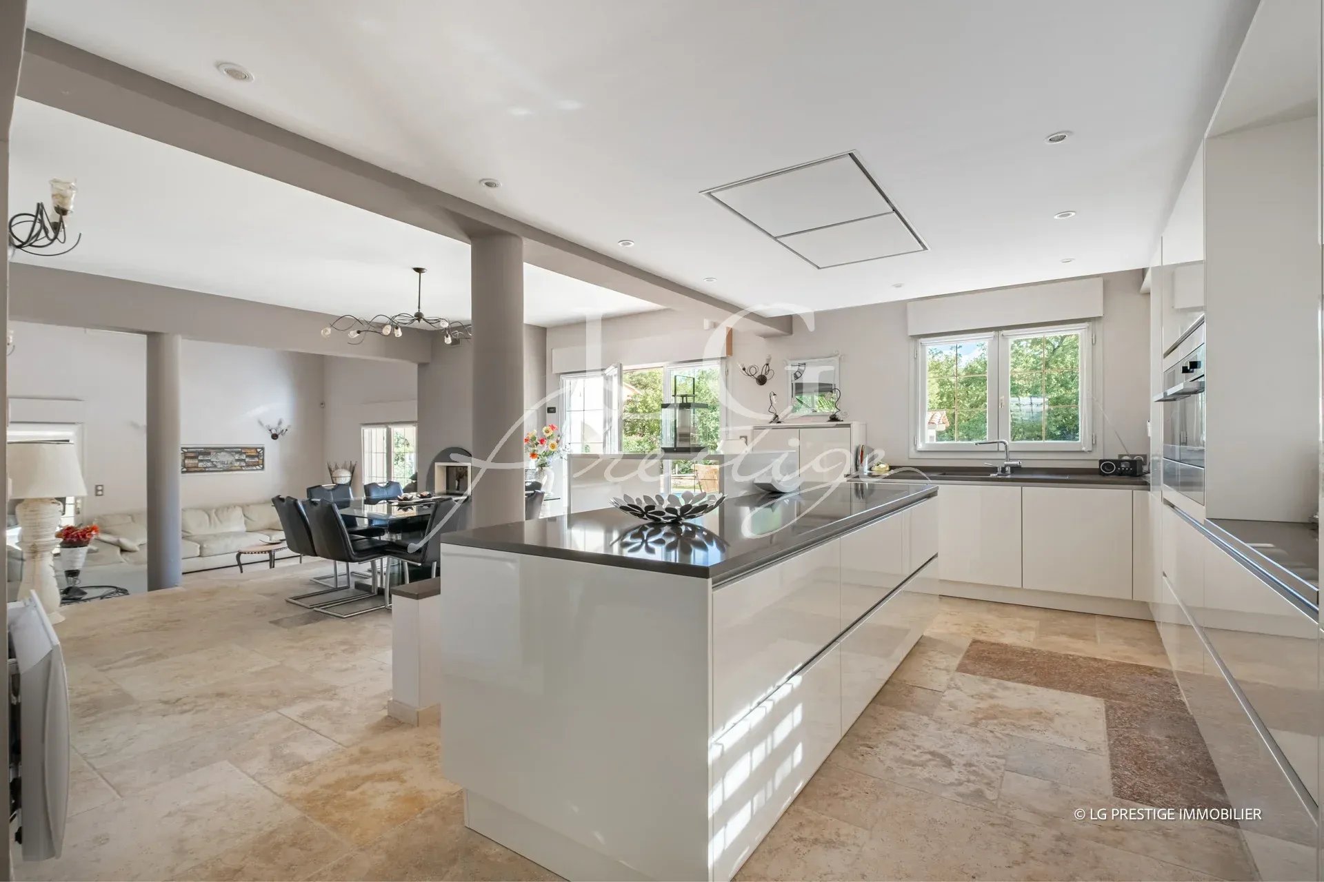 Cuisine d’une villa à Callian Cuisine moderne et spacieuse d'une villa à Callian, avec un espace de réception lumineux.