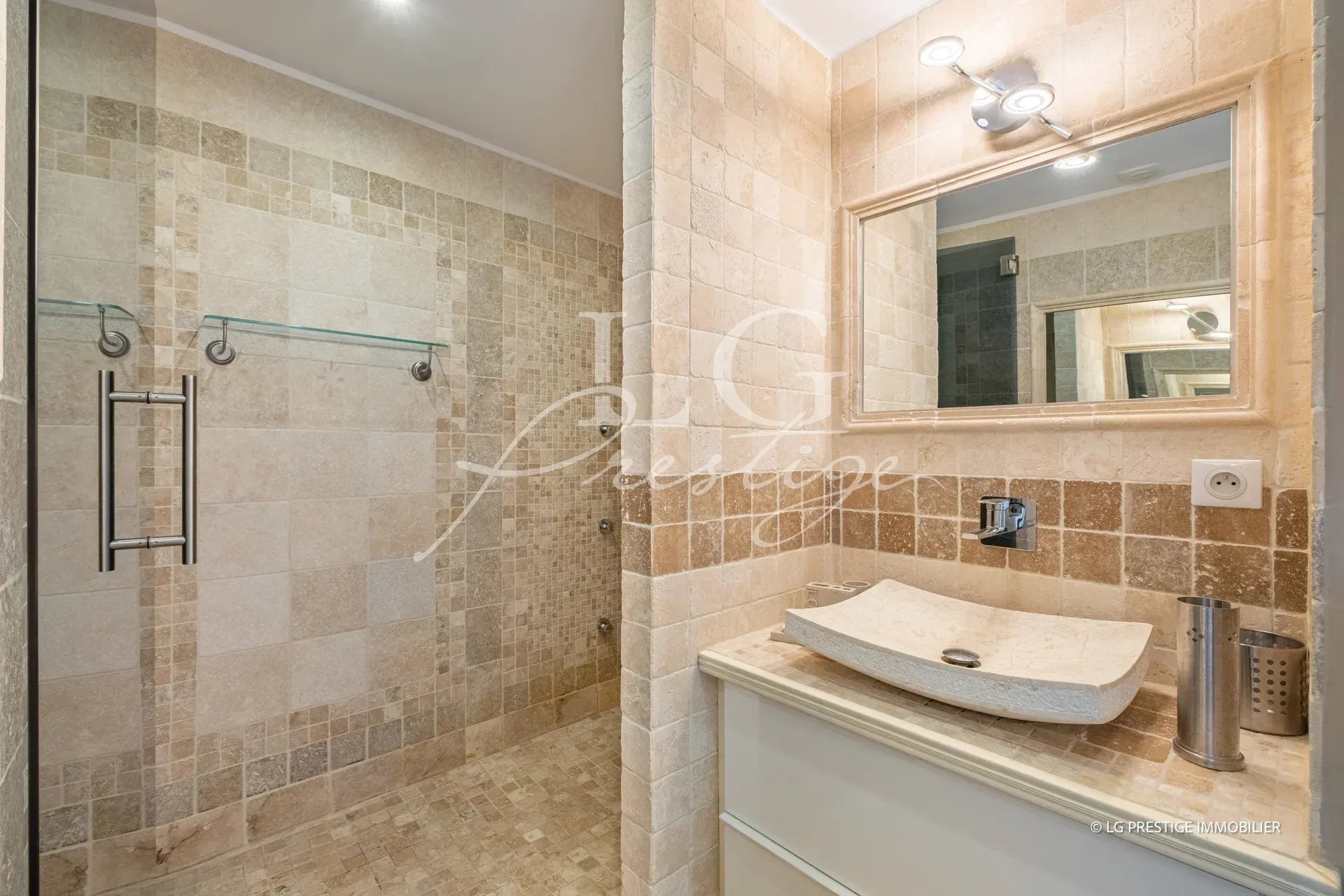 Salle de bain élégante Salle de bain moderne avec douche à l'italienne et meuble vasque en pierre.