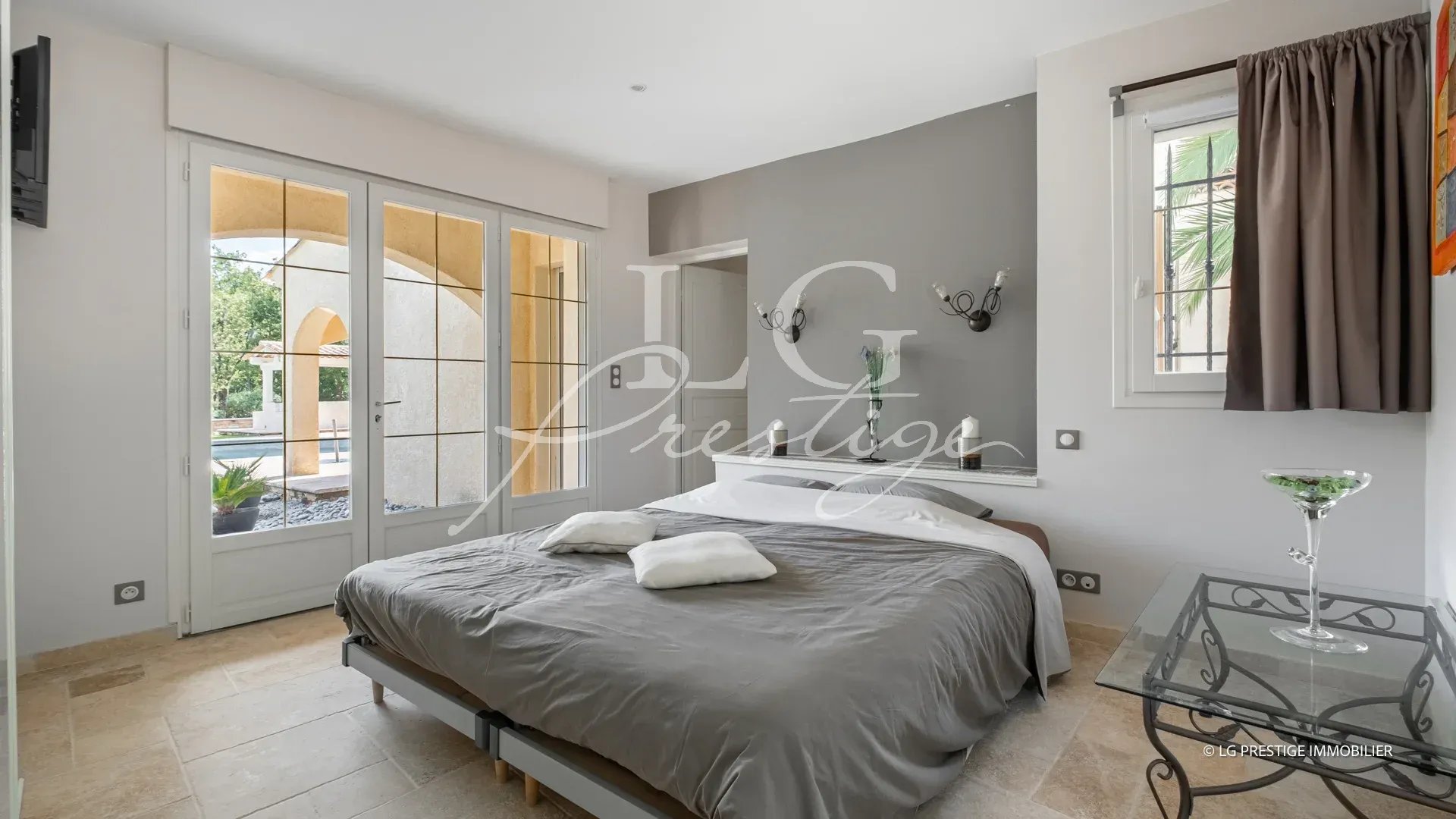 Chambre de villa à Callian Chambre d'une villa élégante à Callian avec lit, fenêtres et décor moderne.