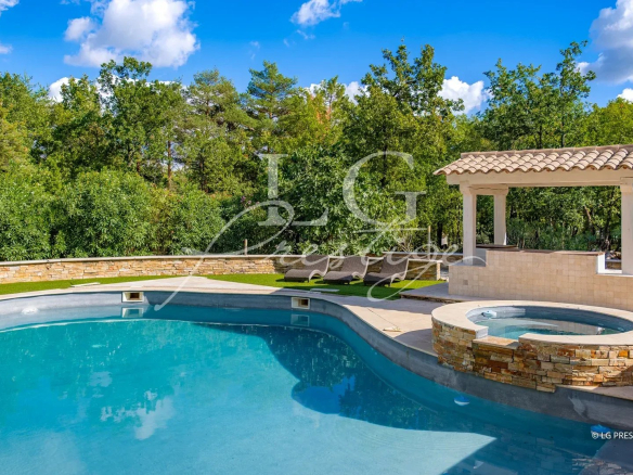 Piscine avec spa et espace détente dans une villa à Callian, Provence.