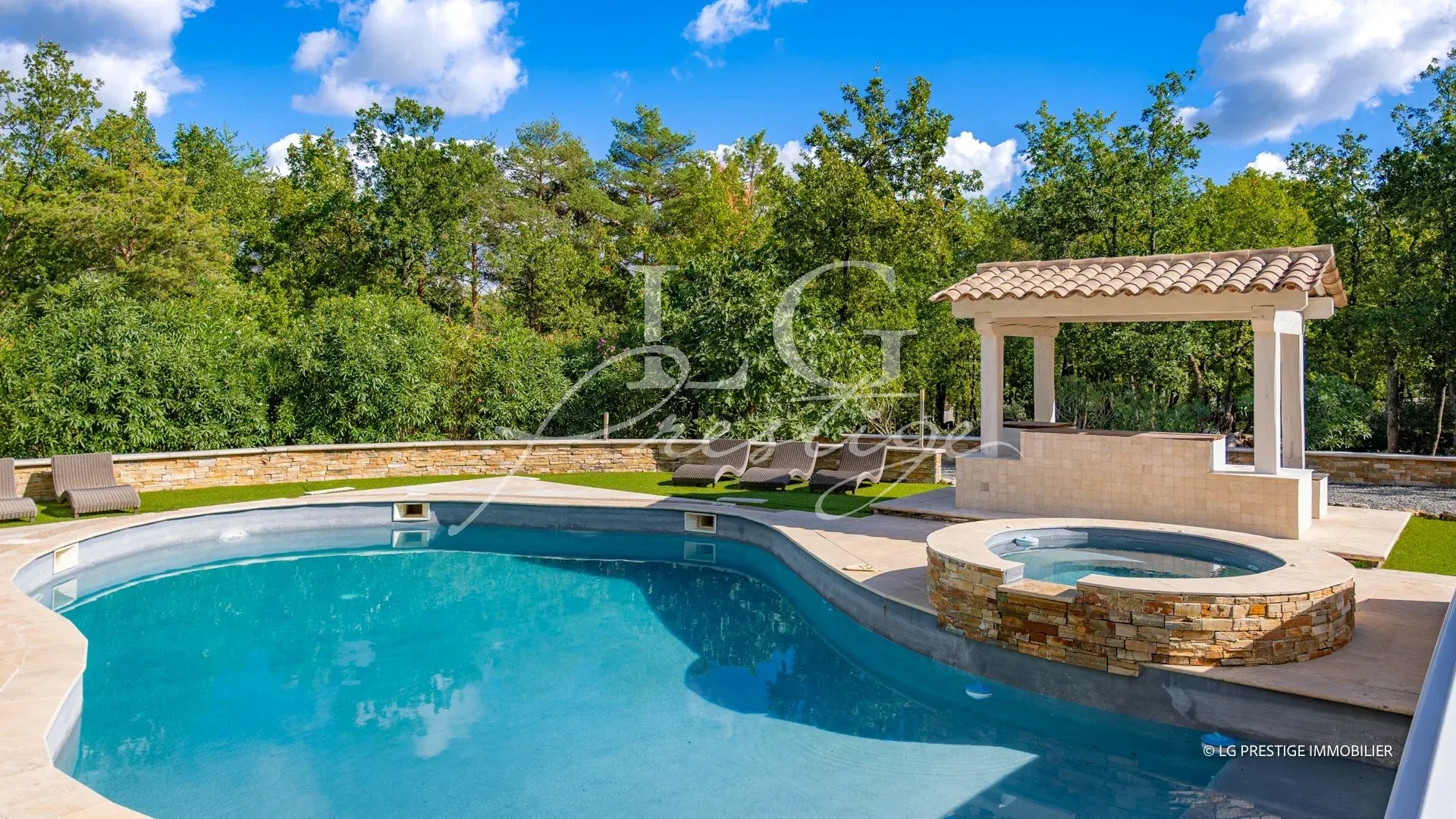 Villa avec piscine à Callian Piscine avec spa et espace détente dans une villa à Callian, Provence.