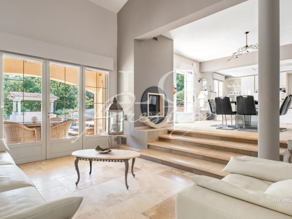 Intérieur d'une villa élégante avec salon, salle à manger et cuisine ouverte à Callian.