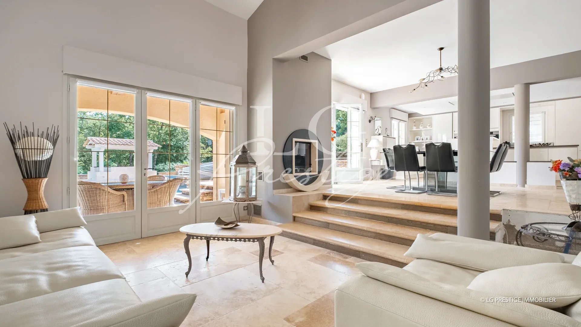 Intérieur d’une villa à Callian Intérieur d'une villa élégante avec salon, salle à manger et cuisine ouverte à Callian.