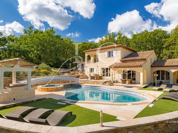 Villa avec piscine et espace extérieur à Callian, Provence, entourée de verdure.