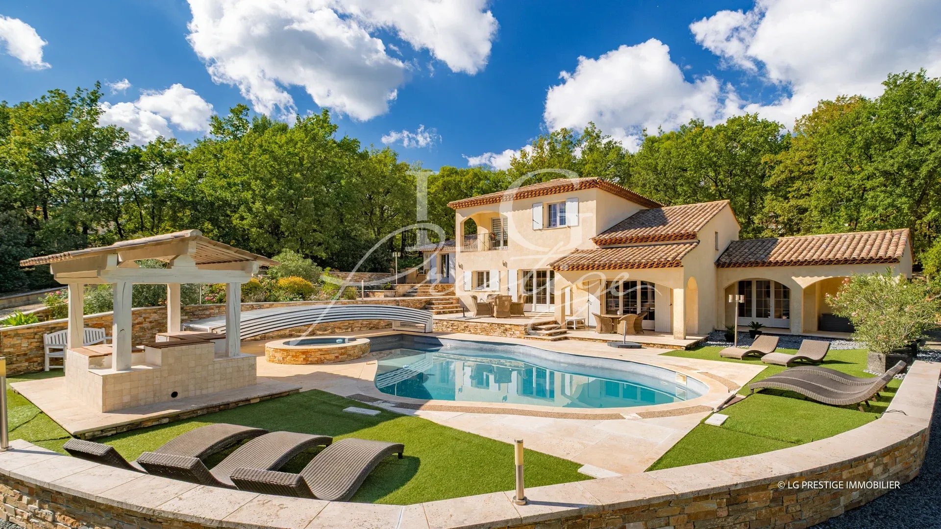 Propriété de charme à Callian Villa avec piscine et espace extérieur à Callian, Provence, entourée de verdure.
