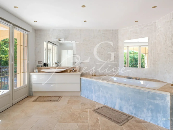 Salle de bains moderne avec baignoire et double vasque dans une villa à Callian, Provence.