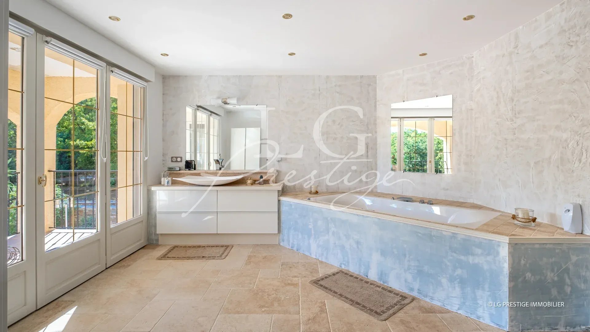 Salle de bains d’une villa à Callian Salle de bains moderne avec baignoire et double vasque dans une villa à Callian, Provence.