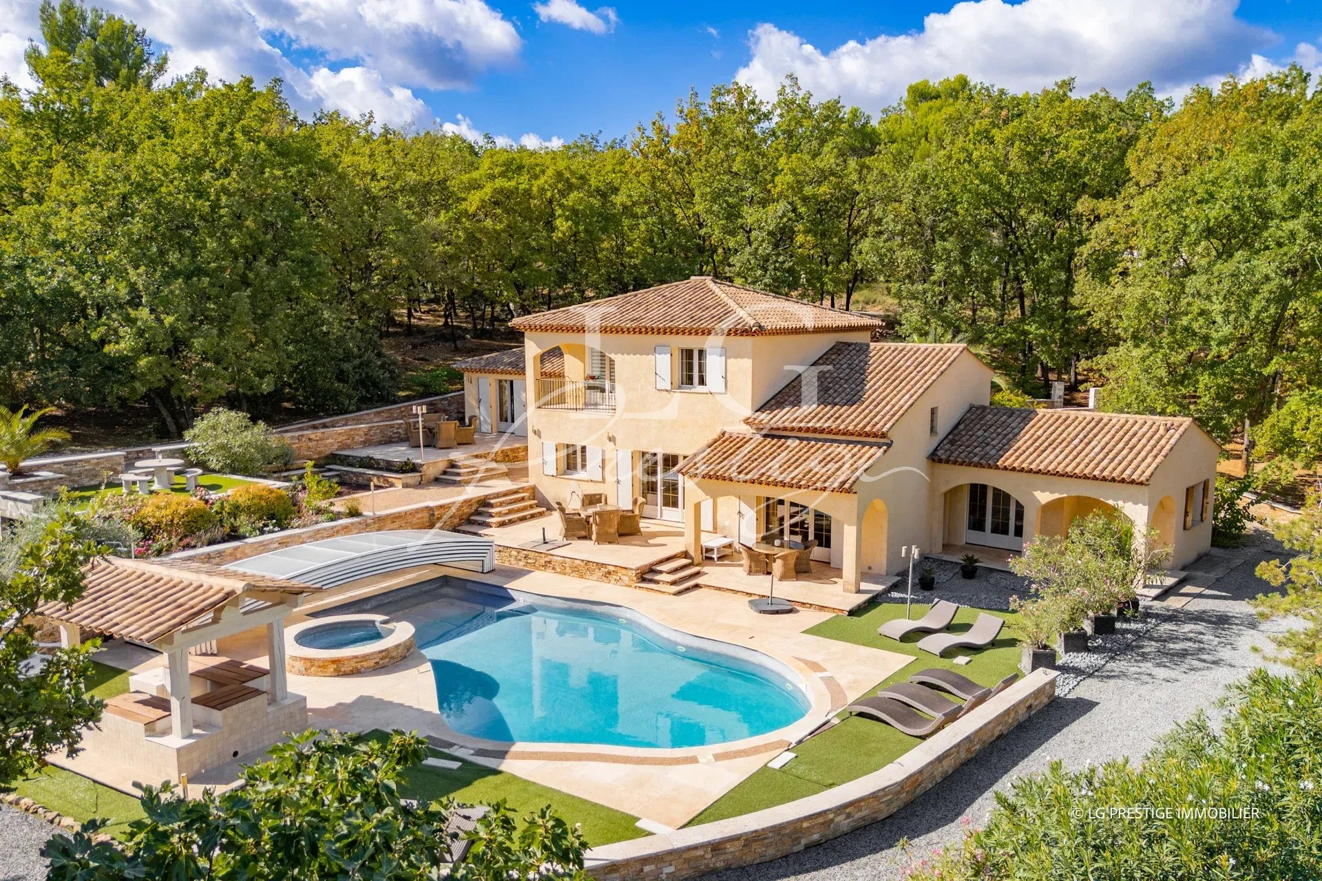 Propriété de charme à Callian Villa avec piscine et jardin verdoyant à Callian, Provence.
