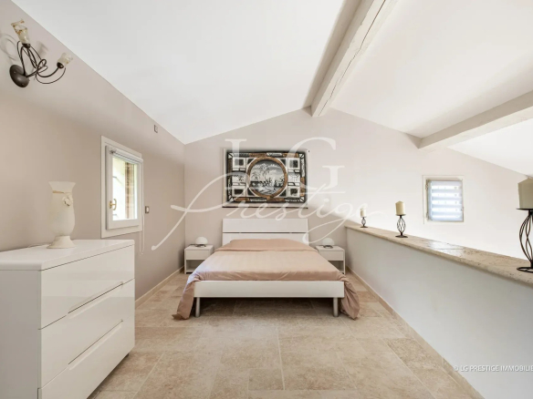 Chambre avec lit double et décoration sobre dans une villa à Callian, Provence.