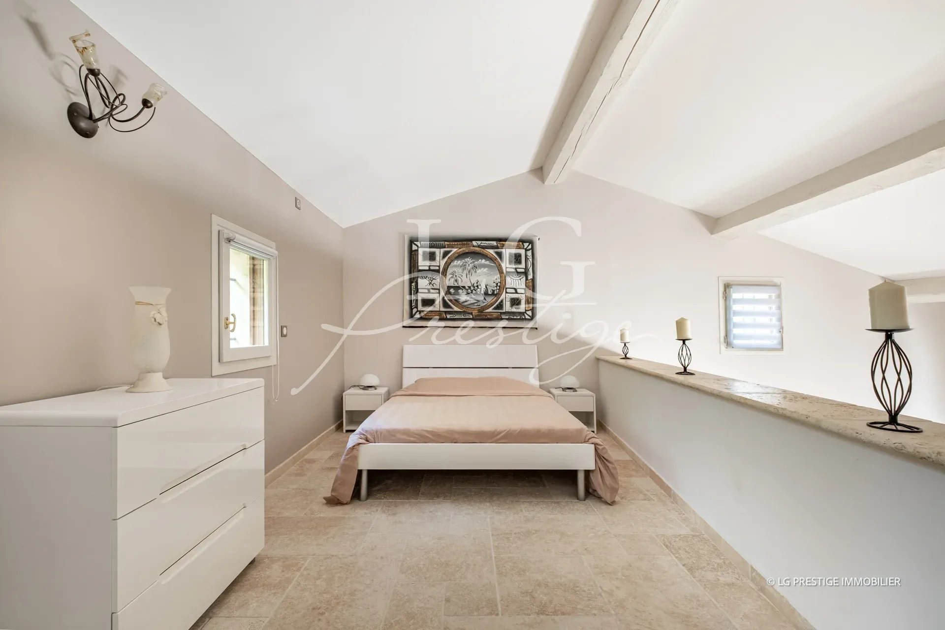 Chambre dans une villa à Callian Chambre avec lit double et décoration sobre dans une villa à Callian, Provence.