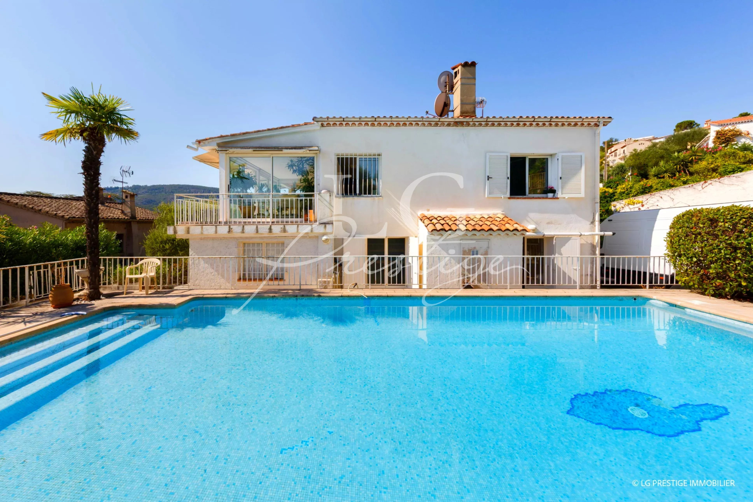 Villa de 7 pièces avec piscine à Mandelieu-la-Napoule, quartier Minelle.