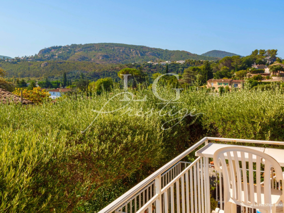 Vue depuis un balcon sur des collines verdoyantes à Mandelieu-la-Napoule.