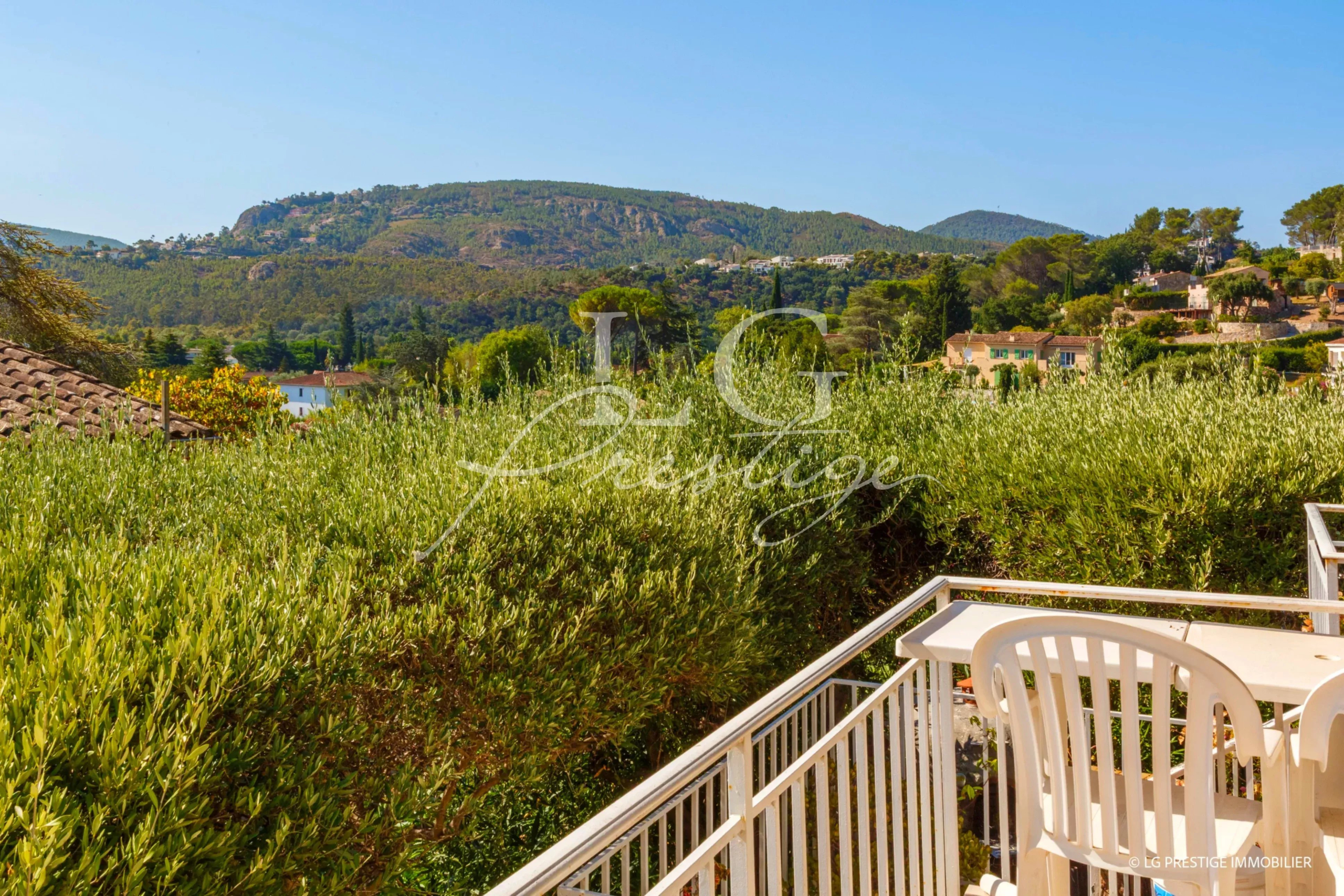 Vue depuis un balcon sur des collines verdoyantes à Mandelieu-la-Napoule.