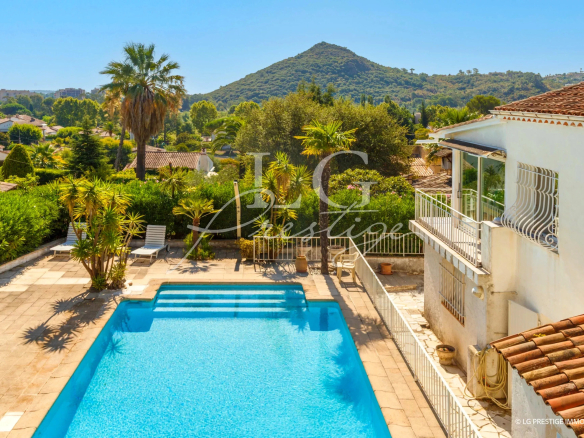 Villa avec piscine et jardin à Mandelieu-la-Napoule, vue sur la colline.