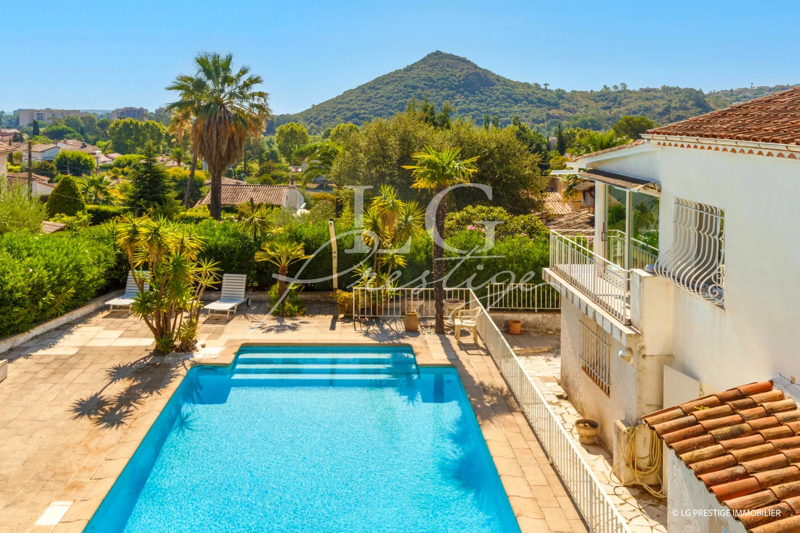 Villa avec piscine et jardin à Mandelieu-la-Napoule, vue sur la colline.