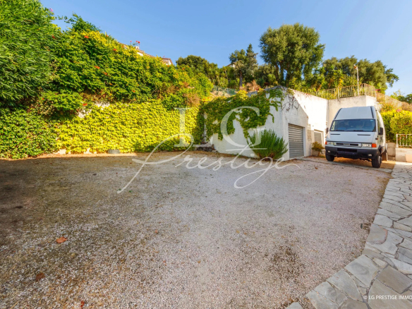 Villa avec espace extérieur et véhicule, située à Mandelieu-la-Napoule.