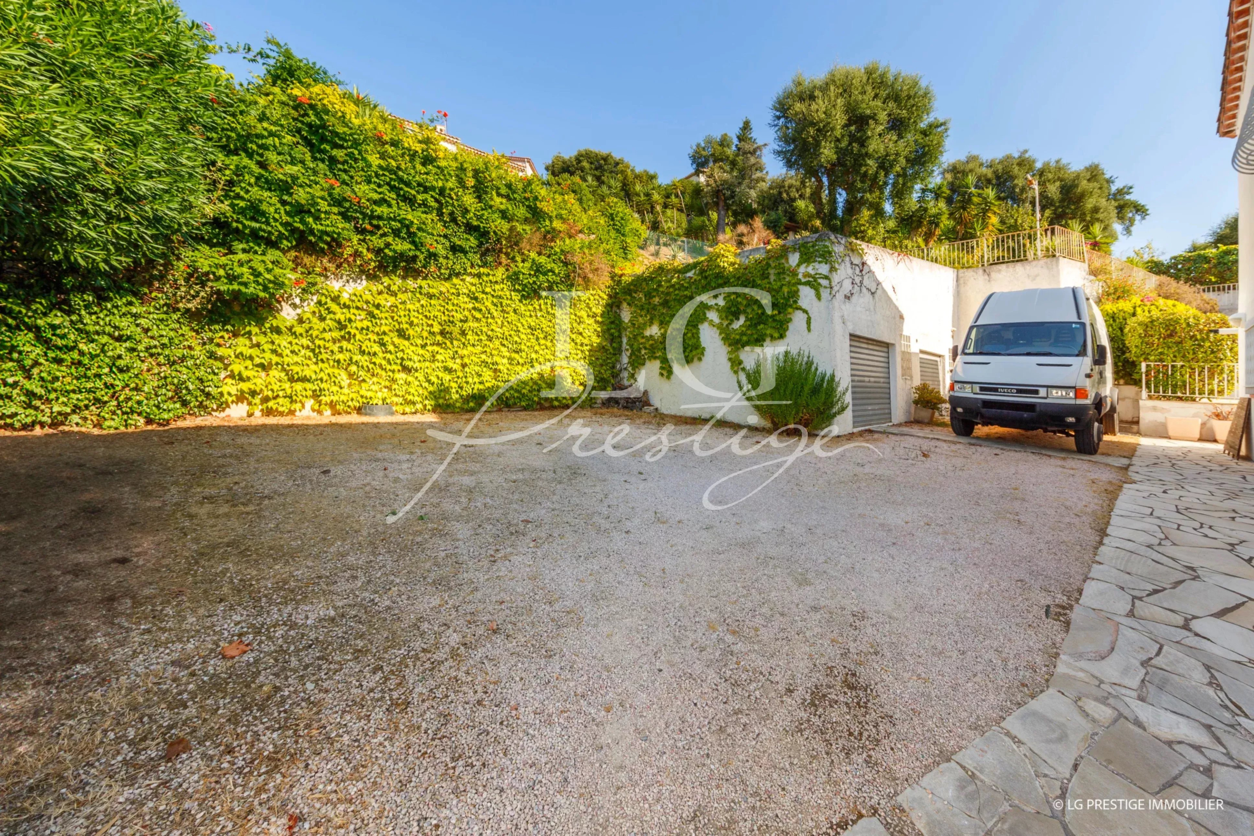 Villa avec espace extérieur et véhicule, située à Mandelieu-la-Napoule.