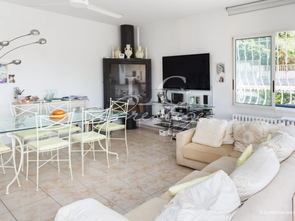 Intérieur d'une villa à Mandelieu-la-Napoule avec un salon lumineux et une salle à manger.