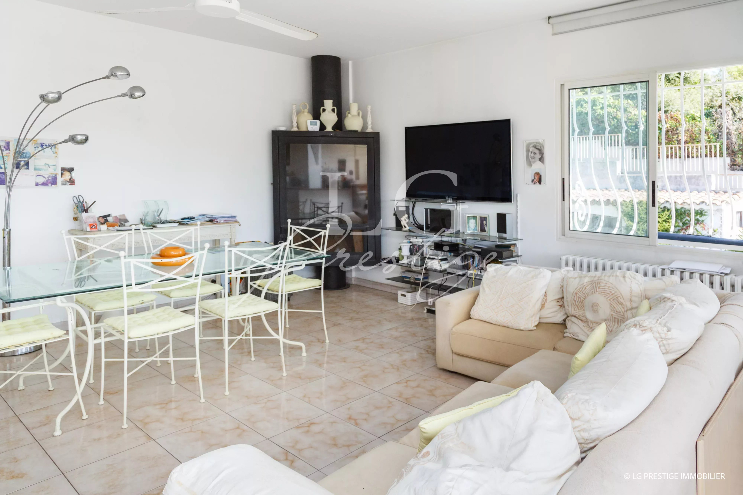 Intérieur d'une villa à Mandelieu-la-Napoule avec un salon lumineux et une salle à manger.
