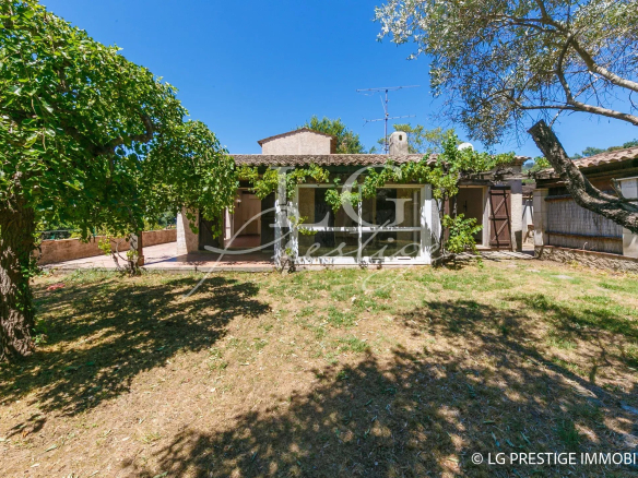 Villa to renovate with garden and swimming pool in the Minelle district of Mandelieu-la-Napoule.