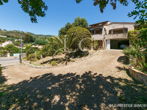 Villa for sale with garden and access, located in the Minelle district of Mandelieu-la-Napoule.