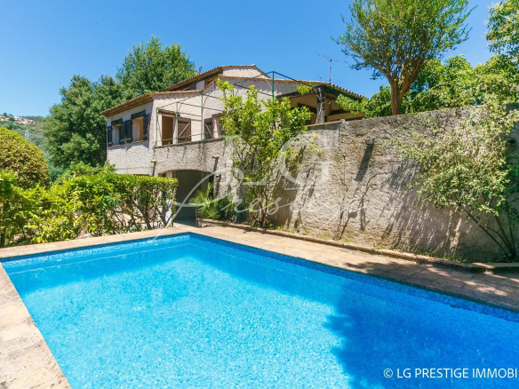 Villa with swimming pool in the quiet Minelle area of ​​Mandelieu-la-Napoule.