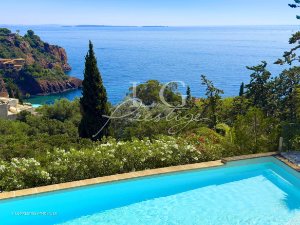 Vue panoramique sur la mer Méditerranée depuis une villa à Théoule-sur-Mer avec piscine.