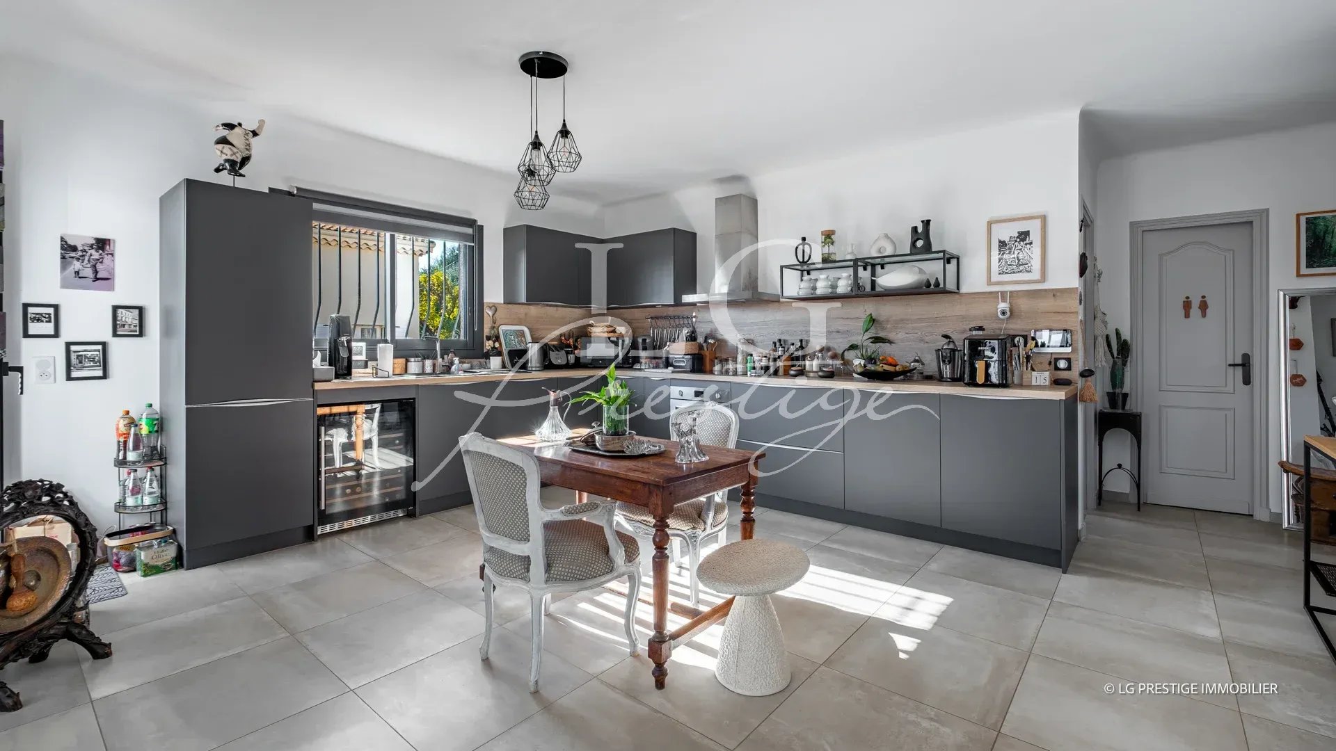 Cuisine moderne à Mandelieu-la-Napoule Cuisine moderne dans une maison rénovée à Mandelieu-la-Napoule, avec table et chaises.