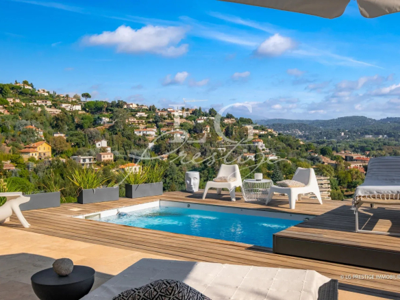 Maison avec piscine et vue panoramique sur les collines et la mer à Mandelieu-la-Napoule.