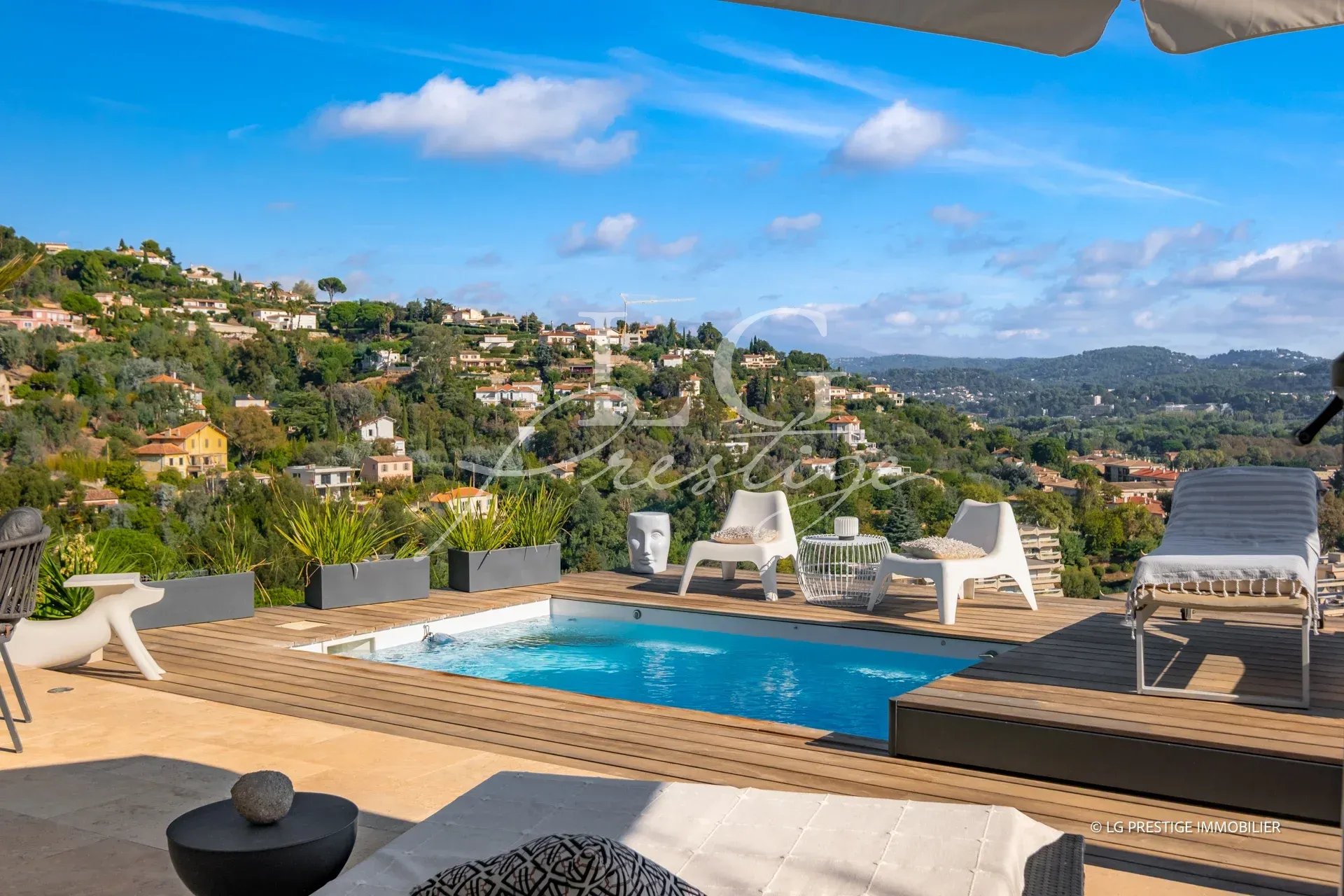 Maison Capitou avec vue mer et montagne Maison avec piscine et vue panoramique sur les collines et la mer à Mandelieu-la-Napoule.