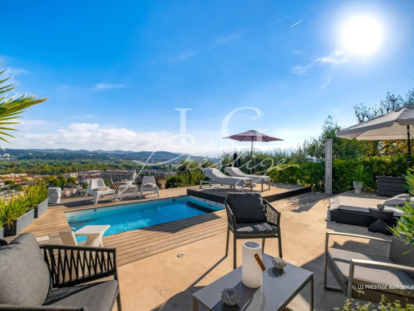 Terrasse avec piscine et vue panoramique sur la mer et les montagnes à Mandelieu-la-Napoule.