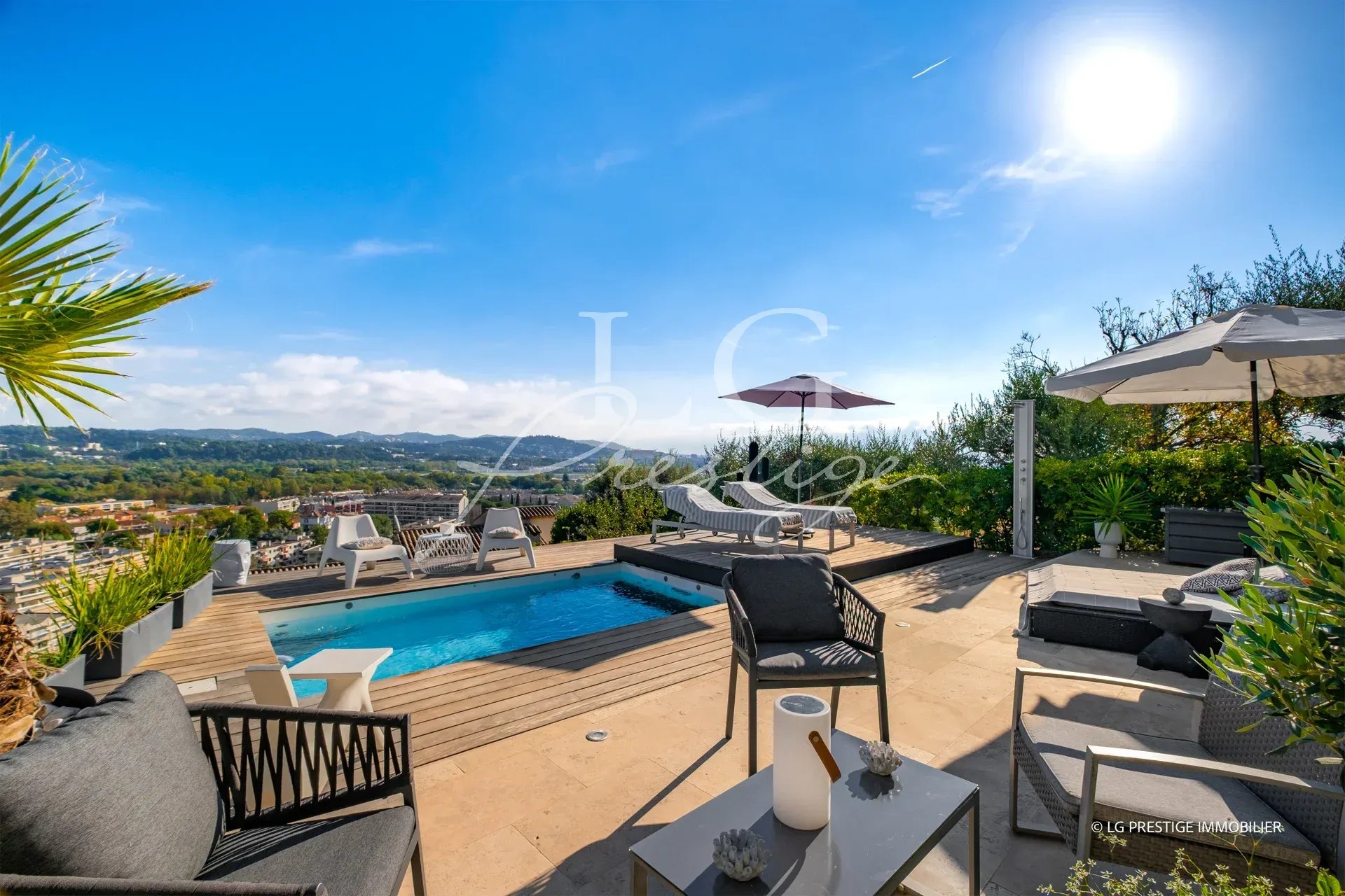 Maison Capitou avec vue panoramique Terrasse avec piscine et vue panoramique sur la mer et les montagnes à Mandelieu-la-Napoule.